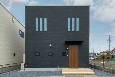 光と空を感じる、32坪の二階建て