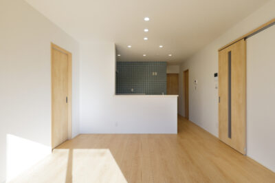 グレー×白×木目でつくる、大人ナチュラルな平屋