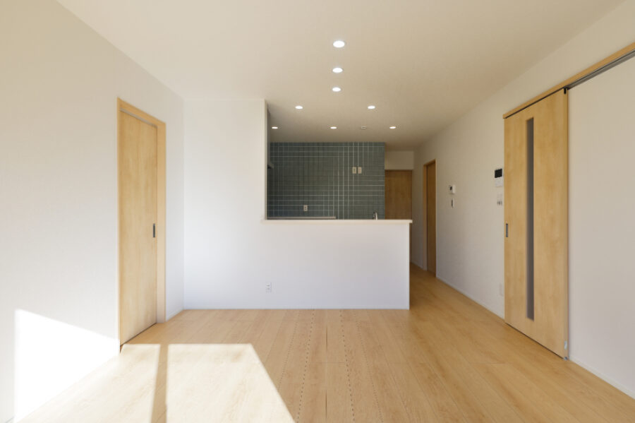 グレー×白×木目でつくる、大人ナチュラルな平屋