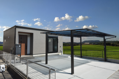 陰影が映えるグレーと、動線が活きる15坪の平屋